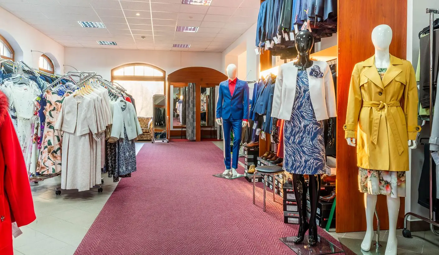 Interiér prodejny obleků Vodenka Nový Bor